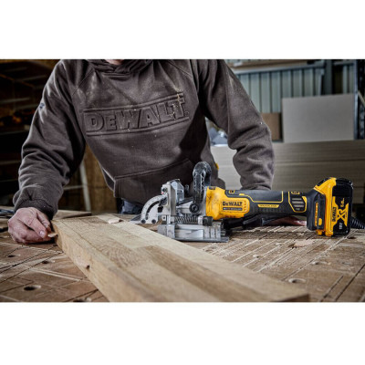 Купити Фрезер акумуляторний безщітковий DeWALT DCW682NT. Офіційний магазин Dewalt Україна. Фірмовий інструмент та обладнання DeWALT, STANLEY, BLACK+DECKER, BOSTITCH