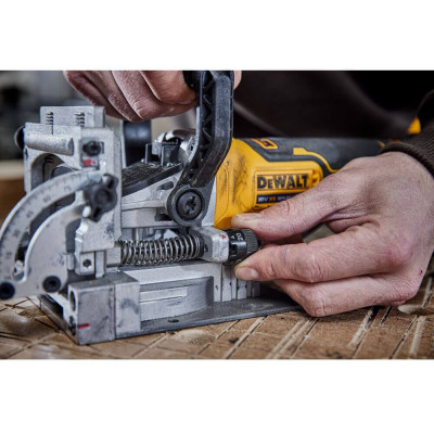Купити Фрезер акумуляторний безщітковий DeWALT DCW682NT. Офіційний магазин Dewalt Україна. Фірмовий інструмент та обладнання DeWALT, STANLEY, BLACK+DECKER, BOSTITCH