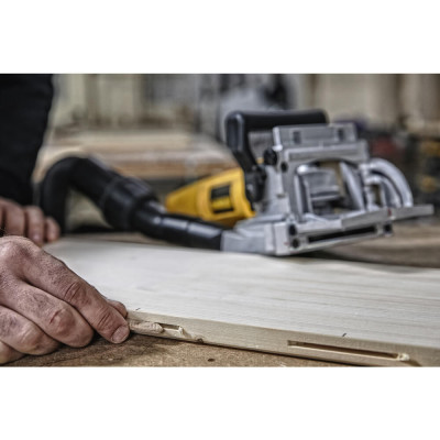 Купити Фрезер ламельний мережевий DeWALT DW682K. Офіційний магазин Dewalt Україна. Фірмовий інструмент та обладнання DeWALT, STANLEY, BLACK+DECKER, BOSTITCH