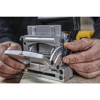 Купити Фрезер ламельний мережевий DeWALT DW682K. Офіційний магазин Dewalt Україна. Фірмовий інструмент та обладнання DeWALT, STANLEY, BLACK+DECKER, BOSTITCH