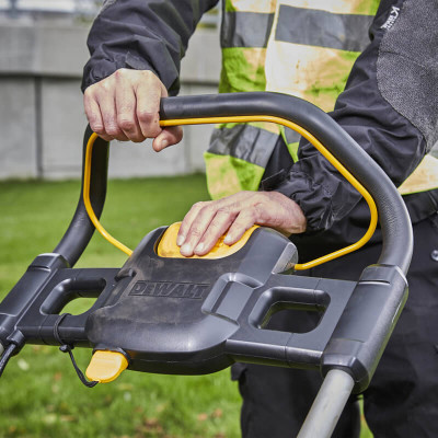 Купити Газонокосарка акумуляторна безщіткова DeWALT DCMW564P2. Офіційний магазин Dewalt Україна. Фірмовий інструмент та обладнання DeWALT, STANLEY, BLACK+DECKER, BOSTITCH