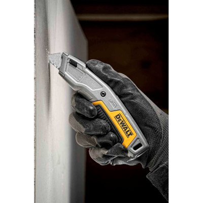 Купить Нож с выдвижным лезвием для отделочных работ DeWALT DWHT10054-0. Официальный магазин Dewalt Украина. Фирменный инструмент и оборудовние DeWALT, STANLEY, BLACK+DECKER, BOSTITCH