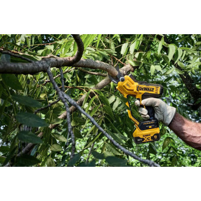 Купити Ножиці садові - секатор акумуляторний DeWALT DCMPP568P1. Офіційний магазин Dewalt Україна. Фірмовий інструмент та обладнання DeWALT, STANLEY, BLACK+DECKER, BOSTITCH