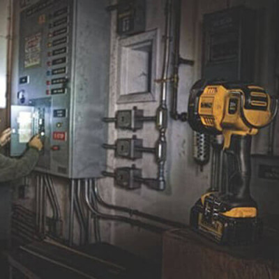 Купити Ліхтар світлодіодний акумуляторний DeWALT DCL043. Офіційний магазин Dewalt Україна. Фірмовий інструмент та обладнання DeWALT, STANLEY, BLACK+DECKER, BOSTITCH