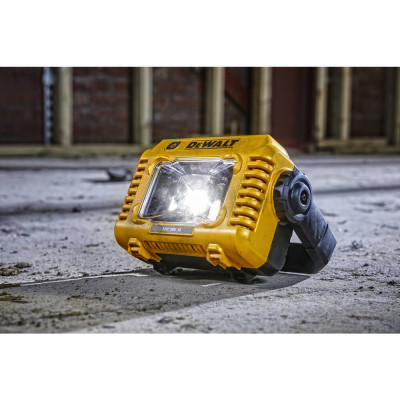 Купити Ліхтар світлодіодний акумуляторний DeWALT DCL077. Офіційний магазин Dewalt Україна. Фірмовий інструмент та обладнання DeWALT, STANLEY, BLACK+DECKER, BOSTITCH
