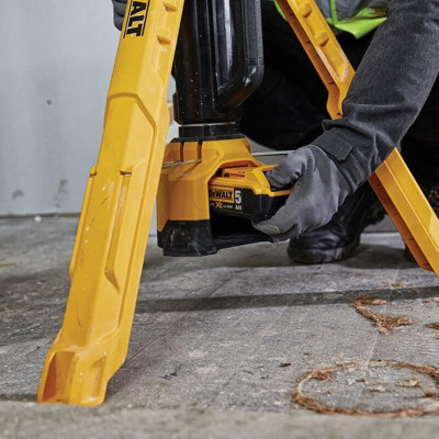 Купити Ліхтар світлодіодний акумуляторний DeWALT DCL079. Офіційний магазин Dewalt Україна. Фірмовий інструмент та обладнання DeWALT, STANLEY, BLACK+DECKER, BOSTITCH