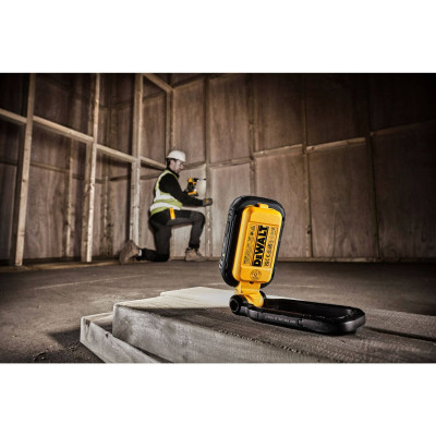 Купити Ліхтар світлодіодний акумуляторний DeWALT DCL182. Офіційний магазин Dewalt Україна. Фірмовий інструмент та обладнання DeWALT, STANLEY, BLACK+DECKER, BOSTITCH