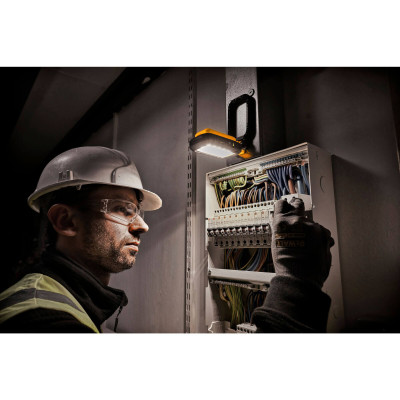 Купити Ліхтар світлодіодний акумуляторний DeWALT DCL182. Офіційний магазин Dewalt Україна. Фірмовий інструмент та обладнання DeWALT, STANLEY, BLACK+DECKER, BOSTITCH