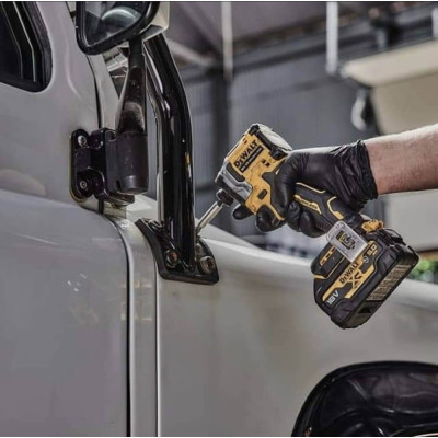 Купити Набір з двох інструментів безщіткових DeWALT DCK2051E2T. Офіційний магазин Dewalt Україна. Фірмовий інструмент та обладнання DeWALT, STANLEY, BLACK+DECKER, BOSTITCH
