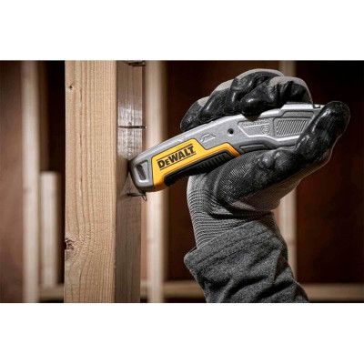 Купить Нож с выдвижным лезвием для отделочных работ DeWALT DWHT10054-0. Официальный магазин Dewalt Украина. Фирменный инструмент и оборудовние DeWALT, STANLEY, BLACK+DECKER, BOSTITCH