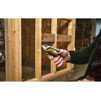 Купить Нож FatMax Integrated Snap Knife длиной 165 мм с лезвием шириной 18 мм с отламывающимися сегментами STANLEY FMHT10592-0. Официальный магазин Dewalt Украина. Фирменный инструмент и оборудовние DeWALT, STANLEY, BLACK+DECKER, BOSTITCH