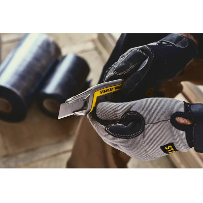Купить Нож FatMax Integrated Snap Knife длиной 165 мм с лезвием шириной 18 мм с отламывающимися сегментами STANLEY FMHT10594-0. Официальный магазин Dewalt Украина. Фирменный инструмент и оборудовние DeWALT, STANLEY, BLACK+DECKER, BOSTITCH
