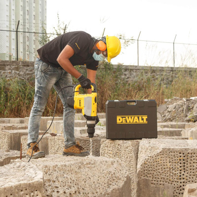 Купити Перфоратор мережевий SDS-MAX DeWALT D25733K. Офіційний магазин Dewalt Україна. Фірмовий інструмент та обладнання DeWALT, STANLEY, BLACK+DECKER, BOSTITCH