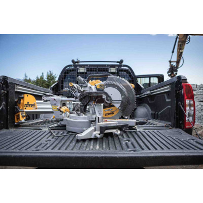 Купити Пилка торцювальна акумуляторна безщіткова DeWALT DCS782N. Офіційний магазин Dewalt Україна. Фірмовий інструмент та обладнання DeWALT, STANLEY, BLACK+DECKER, BOSTITCH
