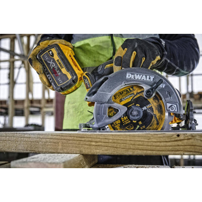 Купити Пила дискова акумуляторна DeWALT DCS578NT. Офіційний магазин Dewalt Україна. Фірмовий інструмент та обладнання DeWALT, STANLEY, BLACK+DECKER, BOSTITCH