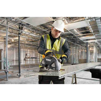 Купити Пилка дискова по металу акумуляторна DeWALT DCS383H2. Офіційний магазин Dewalt Україна. Фірмовий інструмент та обладнання DeWALT, STANLEY, BLACK+DECKER, BOSTITCH