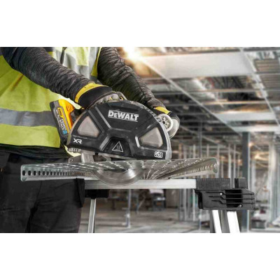Купити Пилка дискова по металу акумуляторна DeWALT DCS383H2. Офіційний магазин Dewalt Україна. Фірмовий інструмент та обладнання DeWALT, STANLEY, BLACK+DECKER, BOSTITCH