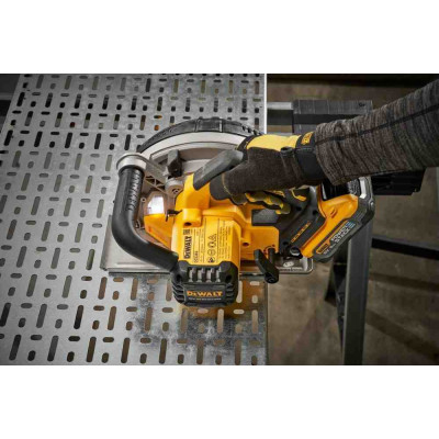 Купити Пилка дискова по металу акумуляторна DeWALT DCS383H2. Офіційний магазин Dewalt Україна. Фірмовий інструмент та обладнання DeWALT, STANLEY, BLACK+DECKER, BOSTITCH