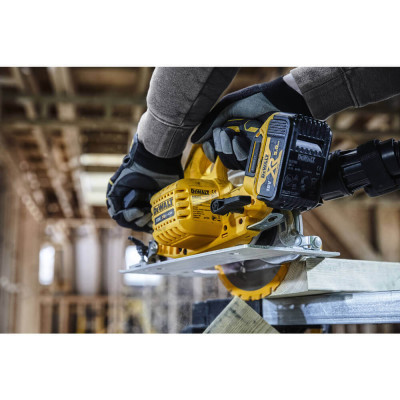 Купити Пила дискова акумуляторна DeWALT DCS570N. Офіційний магазин Dewalt Україна. Фірмовий інструмент та обладнання DeWALT, STANLEY, BLACK+DECKER, BOSTITCH