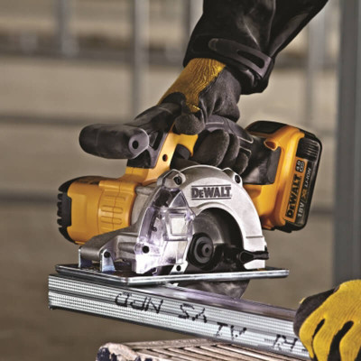 Купить Пила дисковая аккумуляторная DeWALT DCS373N. Официальный магазин Dewalt Украина. Фирменный инструмент и оборудовние DeWALT, STANLEY, BLACK+DECKER, BOSTITCH