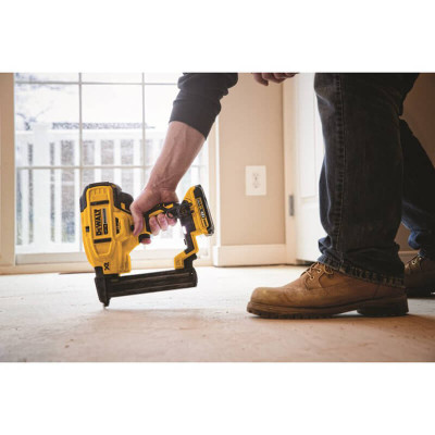 Купити Степлер скобозабивний акумуляторний безщітковий DeWALT DCN681D2. Офіційний магазин Dewalt Україна. Фірмовий інструмент та обладнання DeWALT, STANLEY, BLACK+DECKER, BOSTITCH
