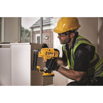 Купити Степлер скобозабивний акумуляторний безщітковий DeWALT DCN681D2. Офіційний магазин Dewalt Україна. Фірмовий інструмент та обладнання DeWALT, STANLEY, BLACK+DECKER, BOSTITCH
