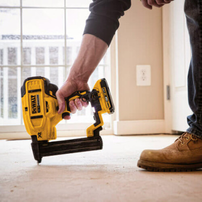 Купити Степлер скобозабивний акумуляторний безщітковий DeWALT DCN681N. Офіційний магазин Dewalt Україна. Фірмовий інструмент та обладнання DeWALT, STANLEY, BLACK+DECKER, BOSTITCH