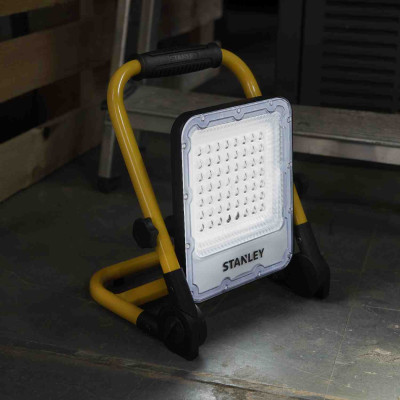 Купить Прожектор светодиодный STANLEY SXLS37177E. Официальный магазин Dewalt Украина. Фирменный инструмент и оборудовние DeWALT, STANLEY, BLACK+DECKER, BOSTITCH