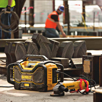 Купити Зарядний пристрій-радіоприймач DeWALT DCR027. Офіційний магазин Dewalt Україна. Фірмовий інструмент та обладнання DeWALT, STANLEY, BLACK+DECKER, BOSTITCH