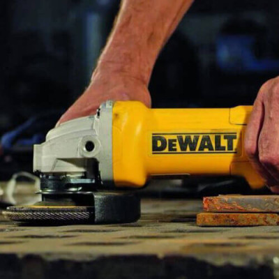 Купити Шліфмашина кутова - болгарка мережева DeWALT DWE4233. Офіційний магазин Dewalt Україна. Фірмовий інструмент та обладнання DeWALT, STANLEY, BLACK+DECKER, BOSTITCH