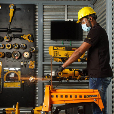 Купить Шлифмашина угловая - болгарка сетевая DeWALT DWE4579. Официальный магазин Dewalt Украина. Фирменный инструмент и оборудовние DeWALT, STANLEY, BLACK+DECKER, BOSTITCH