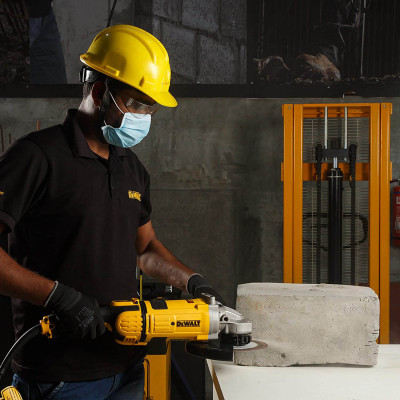 Купить Шлифмашина угловая - болгарка сетевая DeWALT DWE4579. Официальный магазин Dewalt Украина. Фирменный инструмент и оборудовние DeWALT, STANLEY, BLACK+DECKER, BOSTITCH