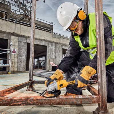 Купить Шлифмашина угловая - болгарка сетевая бесщёточная DeWALT DWE4357. Официальный магазин Dewalt Украина. Фирменный инструмент и оборудовние DeWALT, STANLEY, BLACK+DECKER, BOSTITCH