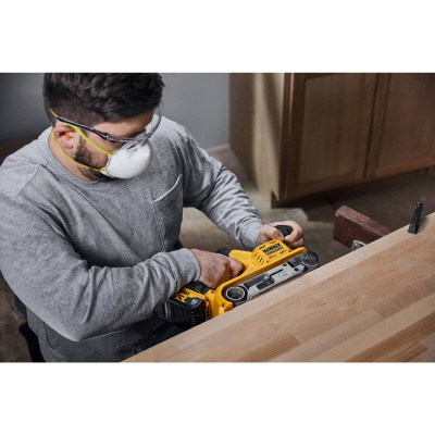 Купити Шліфмашина стрічкова акумуляторна безщіткова DeWALT DCW220P2. Офіційний магазин Dewalt Україна. Фірмовий інструмент та обладнання DeWALT, STANLEY, BLACK+DECKER, BOSTITCH