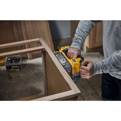 Купити Шліфмашина стрічкова акумуляторна безщіткова DeWALT DCW220P2. Офіційний магазин Dewalt Україна. Фірмовий інструмент та обладнання DeWALT, STANLEY, BLACK+DECKER, BOSTITCH