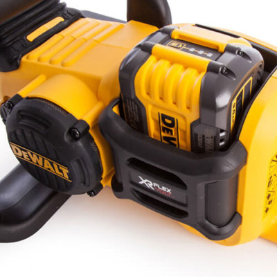 Купити Пила ланцюгова акумуляторна безщіткова DeWALT DCM575N. Офіційний магазин Dewalt Україна. Фірмовий інструмент та обладнання DeWALT, STANLEY, BLACK+DECKER, BOSTITCH