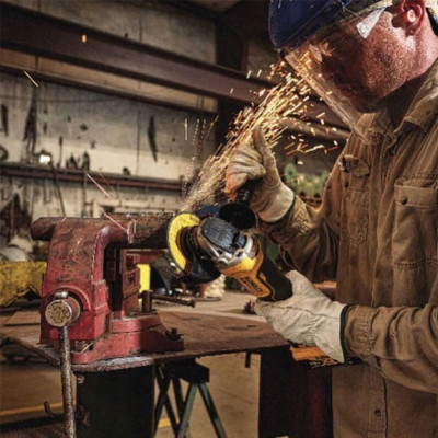 Купити Набір з трьох інструментів безщіткових DeWALT DCK384P2T. Офіційний магазин Dewalt Україна. Фірмовий інструмент та обладнання DeWALT, STANLEY, BLACK+DECKER, BOSTITCH