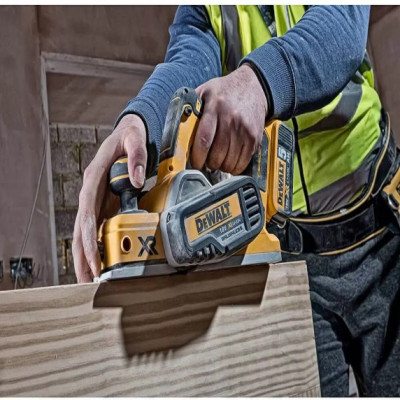 Купити Рубанок акумуляторний безщітковий DeWALT DCP580N+DCB184. Офіційний магазин Dewalt Україна. Фірмовий інструмент та обладнання DeWALT, STANLEY, BLACK+DECKER, BOSTITCH