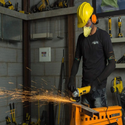 Купити Шліфмашина кутова - болгарка мережева DeWALT DWE4119. Офіційний магазин Dewalt Україна. Фірмовий інструмент та обладнання DeWALT, STANLEY, BLACK+DECKER, BOSTITCH