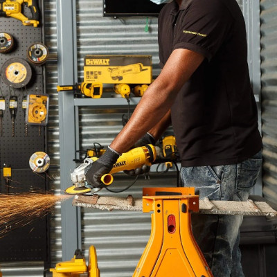 Купити Шліфмашина кутова - болгарка мережева DeWALT DWE4215. Офіційний магазин Dewalt Україна. Фірмовий інструмент та обладнання DeWALT, STANLEY, BLACK+DECKER, BOSTITCH