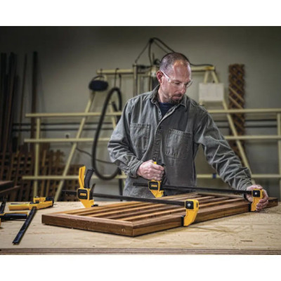 Купить Струбцина L триггерная с максимальным усилием сжатия 135 кг DeWALT DWHT0-83194. Официальный магазин Dewalt Украина. Фирменный инструмент и оборудовние DeWALT, STANLEY, BLACK+DECKER, BOSTITCH