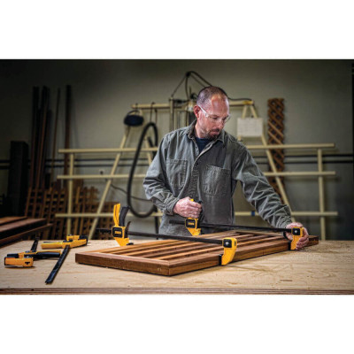 Купить Струбцина L триггерная с максимальным усилием сжатия 135 кг DeWALT DWHT0-83194. Официальный магазин Dewalt Украина. Фирменный инструмент и оборудовние DeWALT, STANLEY, BLACK+DECKER, BOSTITCH
