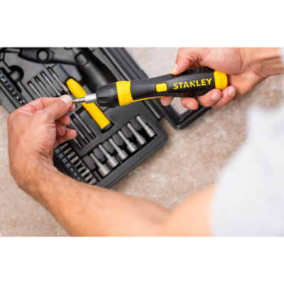 Купить Отверточный держатель Pistol Grip Ratchet с храповым механизмом и набором из тридцати семи бит STANLEY 0-63-038. Официальный магазин Dewalt Украина. Фирменный инструмент и оборудовние DeWALT, STANLEY, BLACK+DECKER, BOSTITCH