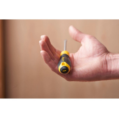 Купити Викрутка Cushion Grip довжиною 100 мм з жалом, що розширюється, під шліць SL 5.5 STANLEY STHT16146-0. Офіційний магазин Dewalt Україна. Фірмовий інструмент та обладнання DeWALT, STANLEY, BLACK+DECKER, BOSTITCH